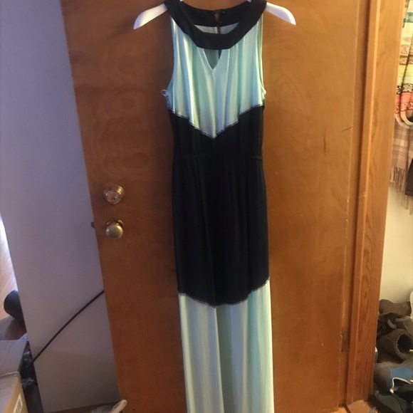 Dresses - Picture 3 of 5